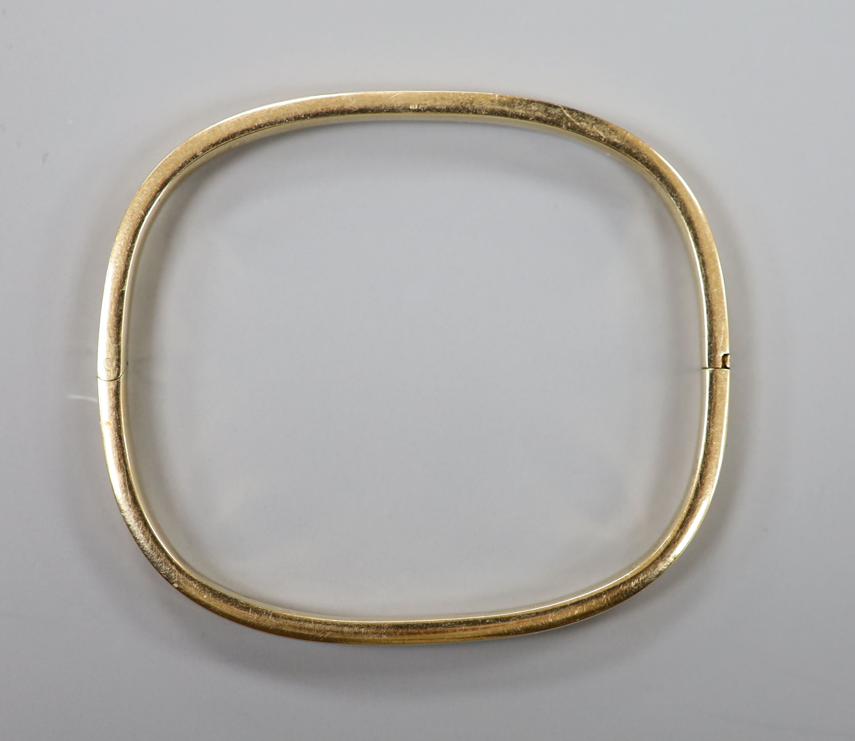 A 9ct gold bangle, interior diameter 59mm, 10 grams.